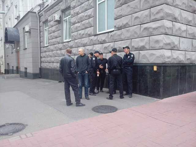 В центре Киева заехала военная техника и силовики в штатском (фото)