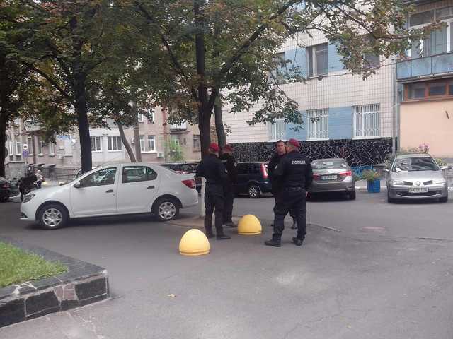 В центре Киева заехала военная техника и силовики в штатском (фото)