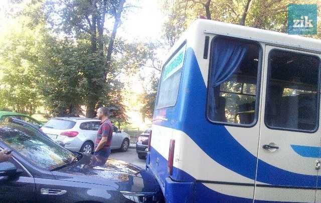 Во Львове автобус журналистами попал в ДТП