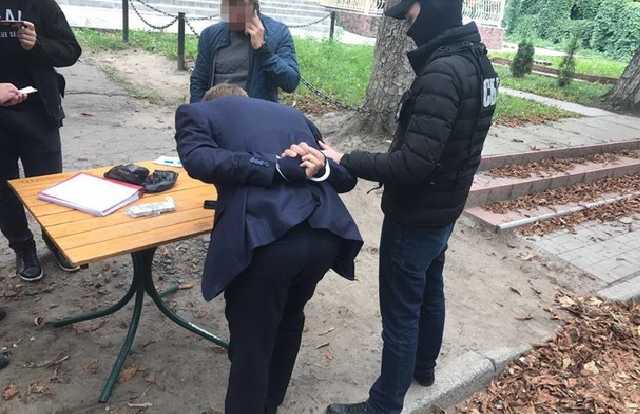 Киевский чиновник требовал от церкви взятку за землю на кладбище