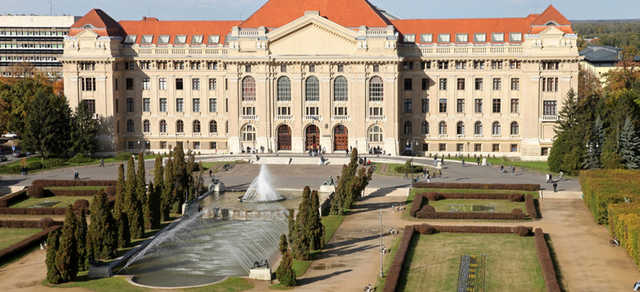 В Венгрии ученые и студенты восстали против присвоения Путину титула почетного доктора