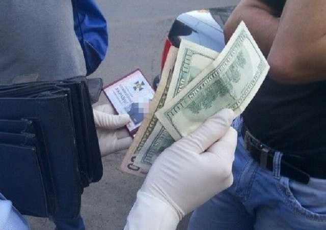 В Луцке СБУ задержала собственного сотрудника на взятке
