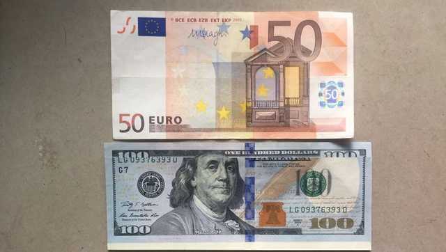 В Киеве двое мужчин обменивали в терминалах поддельную валюту