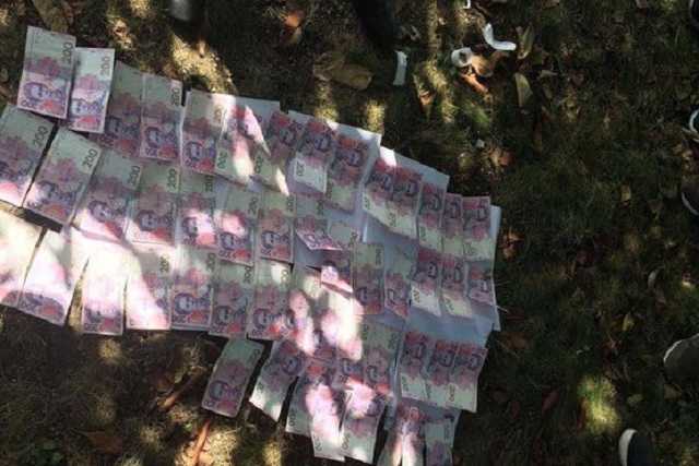 В Черновицкой области поймали на взятке сотрудника полиции