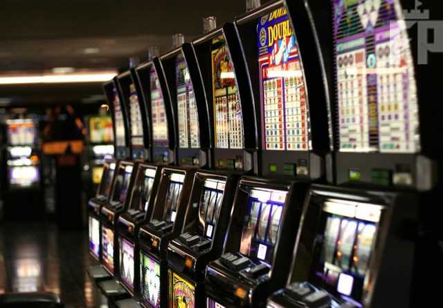 В Запорожье вооруженная банда устроила массовый погром залов игровых автоматов