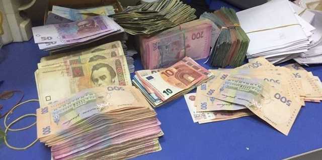 В Херсоне во время обыска в конвертационном центре находился высокопоставленный налоговик