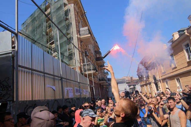 В Одессе произошли массовые столкновения с полицией на месте скандальной стройки