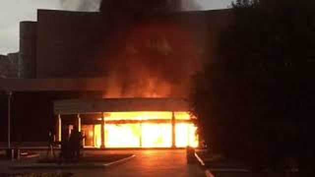 В России мужчина поджег кинотеатр, въехав в него на УАЗе