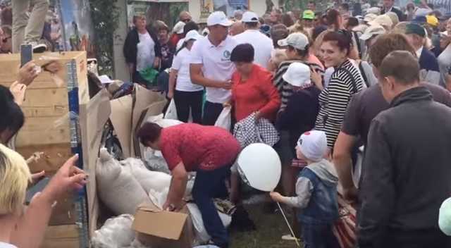 Падают, но гребут. Россияне устроили массовую толкотню из-за бесплатной картошки
