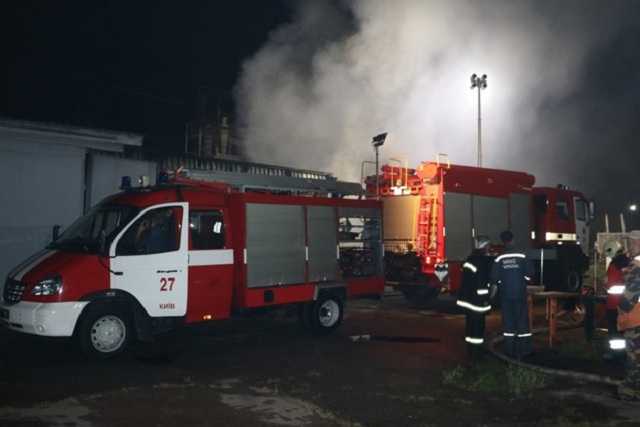 В Киеве загорелся склад переработки древесины