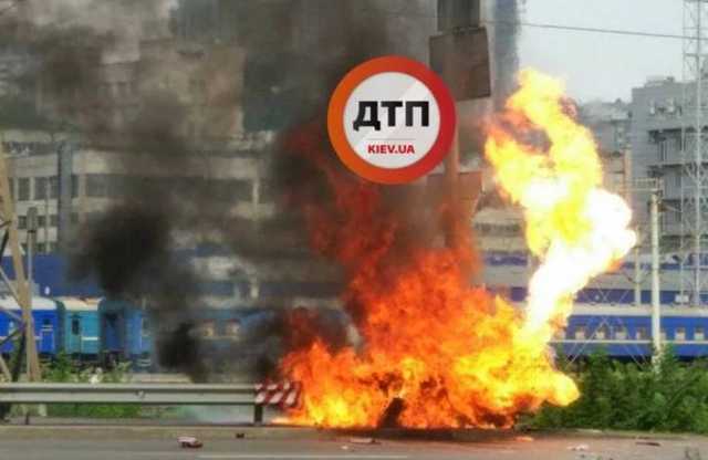У мережі з’явились фото вибуху з карколомного ДТП у Києві