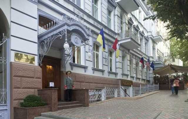 В Одессы радикалы увидели провокацию в настенных часах отеля "Континенталь" и сожгли их