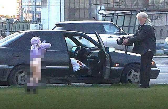 На обочине дороги мужчина снимал на камеру голого ребенка