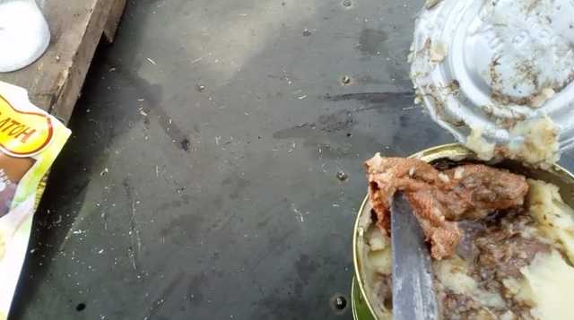 Морпехи нашли в тушенке строительную перчатку