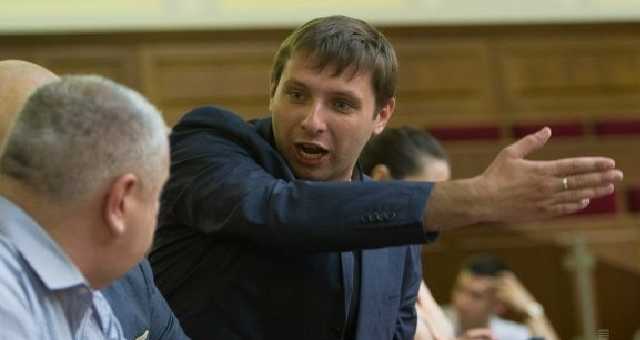 Сестру скандального нардепа Парасюка уличили в скупке квартир на Донбассе