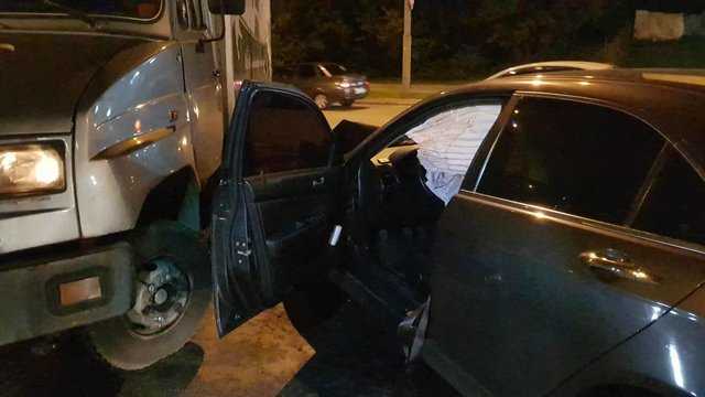 В Киеве водитель на высокой скорости "влетел" в сломанный грузовик
