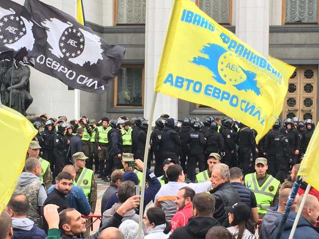 На «бляхомайдане» начались столкновения