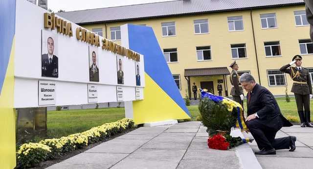 Порошенко вручив вдові виконавця унікальних спецоперацій в тилу окупантів його "Золоту зірку"