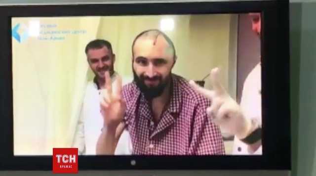 Уже встал на ноги: Появилось видео с мужчиной, которого сбил сын Шуфрича