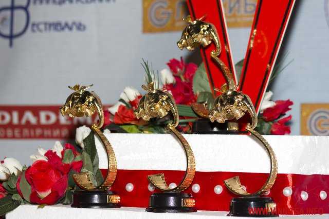 В вотчине Гройсмана раздали «золотых летающих слонов»