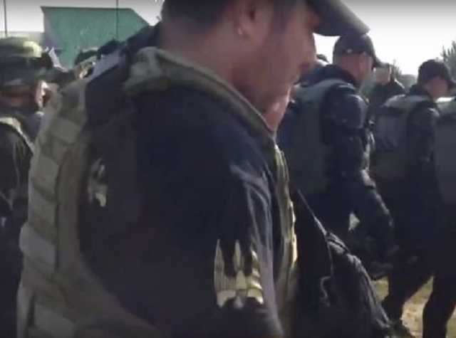 В "Краковец" прибыли люди с нашивками батальона "Донбасс"