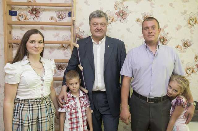 Порошенко в День танкиста посетил семью Героя Украины