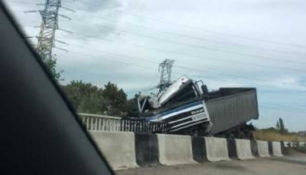 В Пролетарском районе Донецка с моста слетела фура: Появились фото