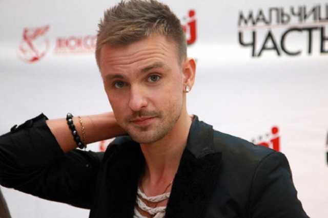 Украинец вышел на сцену российской "Новой волны" в патриотичном костюме