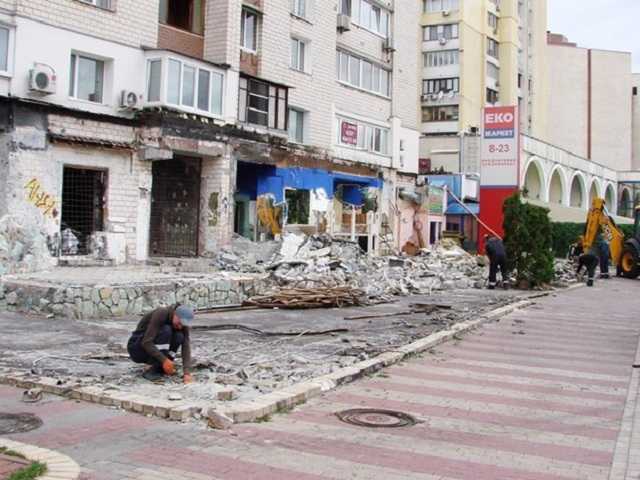 Разобрались: в Оболонском районе демонтировали скандальное кафе