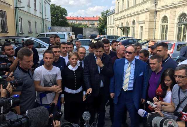 "Порошенко подставили": назван инициатор лишения Саакашвили гражданства Украины