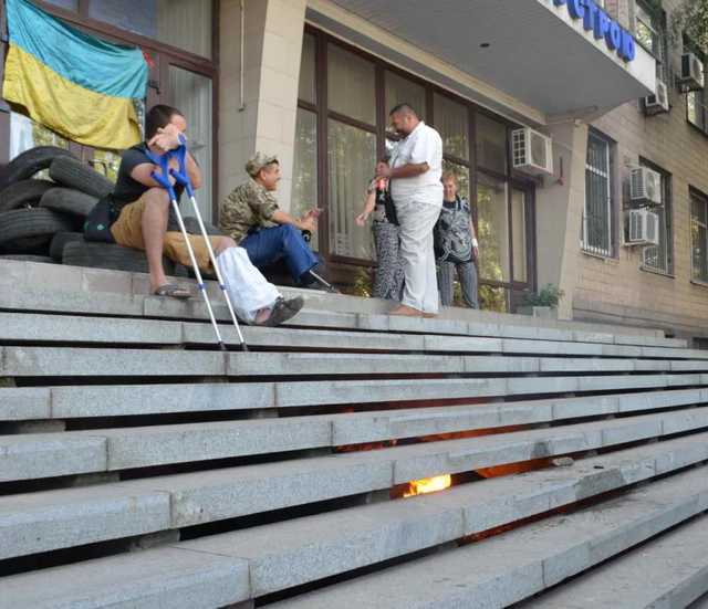 Люди у військовій формі заблокували Геокадастр, несуть покришки