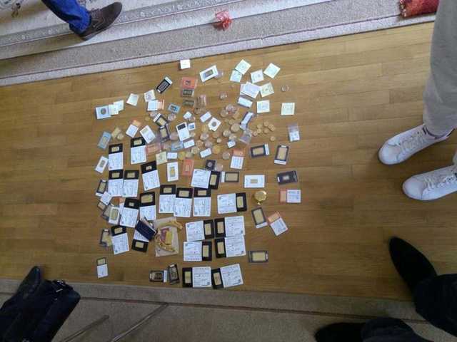 Золото, долари і зброя: ГПУ провела обшук в екс-чиновника часів Януковича