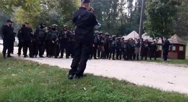 Под Львовом собрались ветераны «Донбасса», полиция стягивает силы