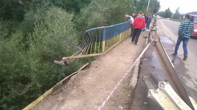 На Коломийщині автомобіль злетів з мосту в річку, водій загинув