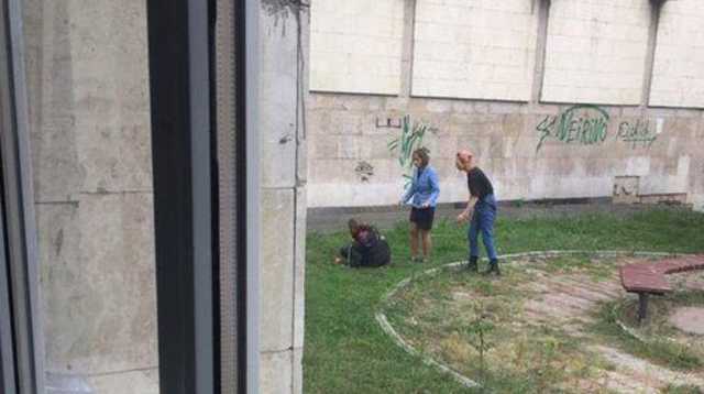 В Киеве под окнами КПИ молодой парень перерезал себе горло