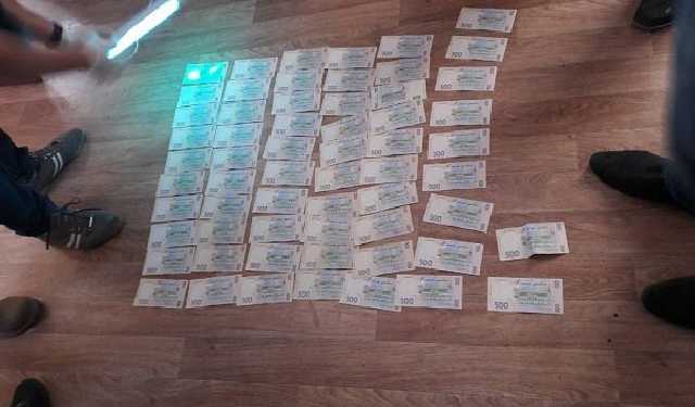 Главного инспектора Херсонской таможни задержали при получении взятки