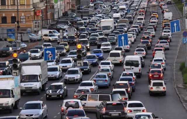 В Киеве трамвай переехал человека, город парализован