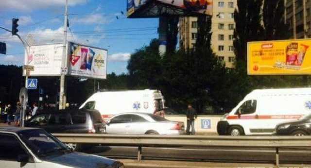 В Киеве на капот авто упал 100-килограммовый сейф