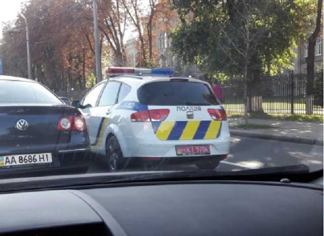 Полицейским можно: в Киеве заметили патрульный автомобиль на странных номерах