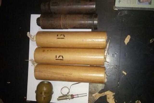 Полиция изъяла у пассажира киевского метро гранату и дымовые шашки