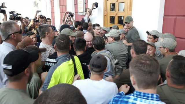 В Одессе люди взяли в осаду и штурмуют мэрию