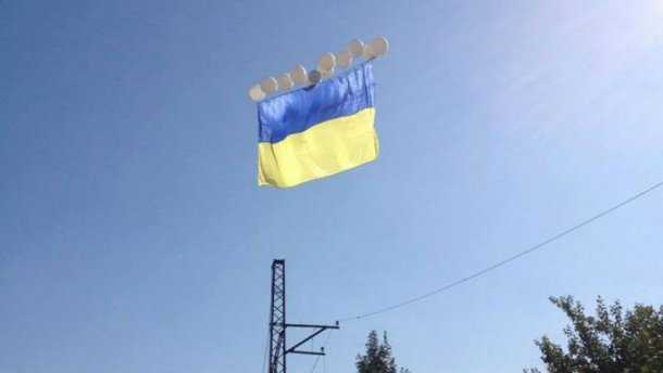В небе над оккупированным Донецком появился огромный сине-желтый флаг