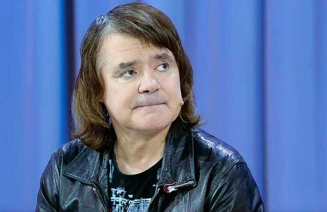 Мычит и ползает: со звездой 90-х случилась беда