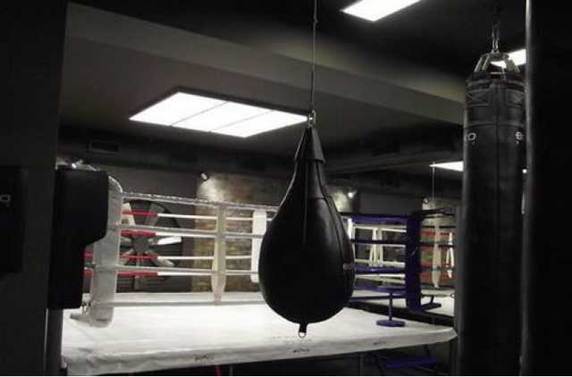 Украинского боксера вывели на ринг под дулом автомата