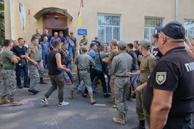 Во время встречи мэра Одессы с родителями детей из «Виктории» произошла потасовка