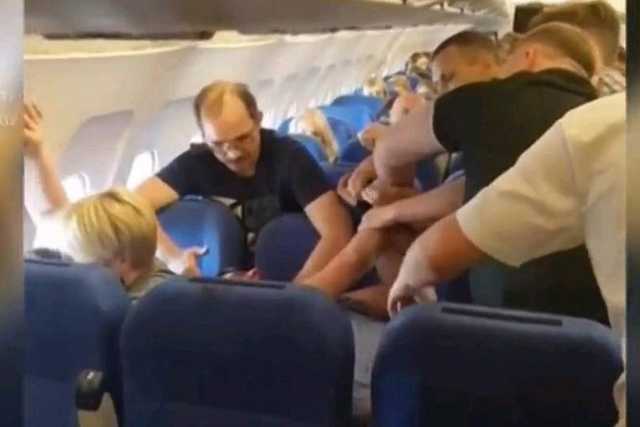 Летевшие из Крыма в Москву пассажиры устроили дебош в самолете