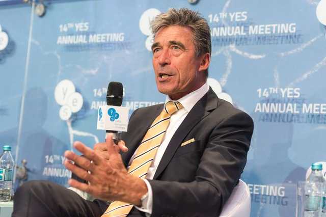 Расмуссен: Россия согласилась на миротворцев из-за угрозы предоставления Украине летального оружия