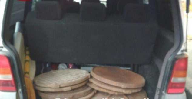 В Киеве полицейские задержали воров канализационных люков