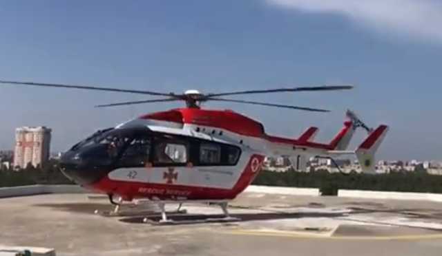 Вертолет с 8-летней пациенткой из Мариуполя приземлился прямо на крышу Киевского центра сердца