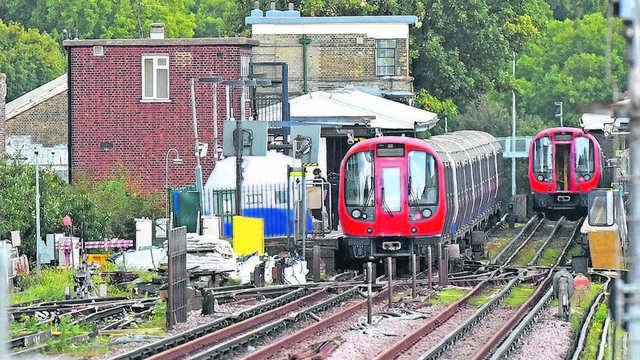Лондону после взрывов грозят отравлениями